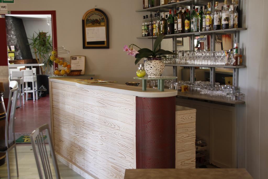 Grisolles  Logis Hotels - Hotel Et Restaurant Le Relais Des Garrigues מראה חיצוני תמונה